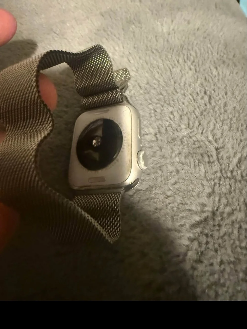 Apple Watch SE Gen 2 With added silver adjusting bracelet
